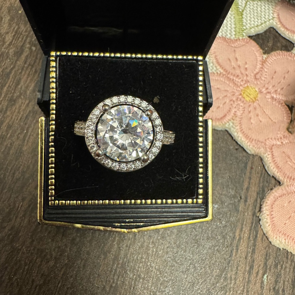 Elegant Silver and Gold Women's Ring